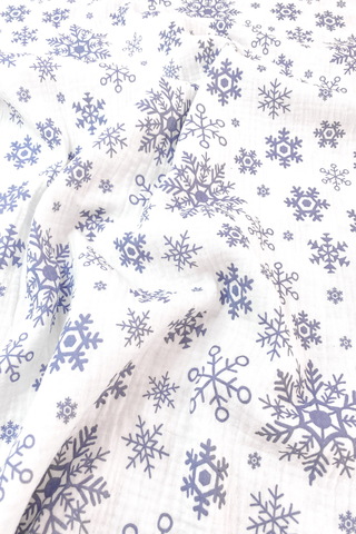 Ткань муслиновая, снежинки синие на белом
