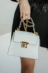 Женская сумка-сундучок с цепочкой на плечо натуральная кожа цвет white snow