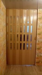 Дверь гармошка с витражами, цвет бук