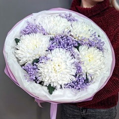 Букет из 5 одноголовых хризантем сорта "Антонов" с гипсофилой