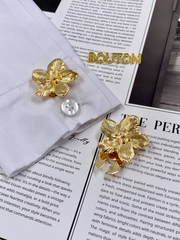 Накладка на пуговицу золотистая в форме цветка с пятью лепестками