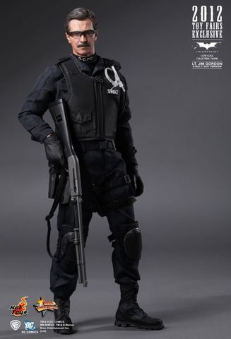 The Dark Knight Lt. Jim Gordon S.W.A.T. Suit Version) Exclusive