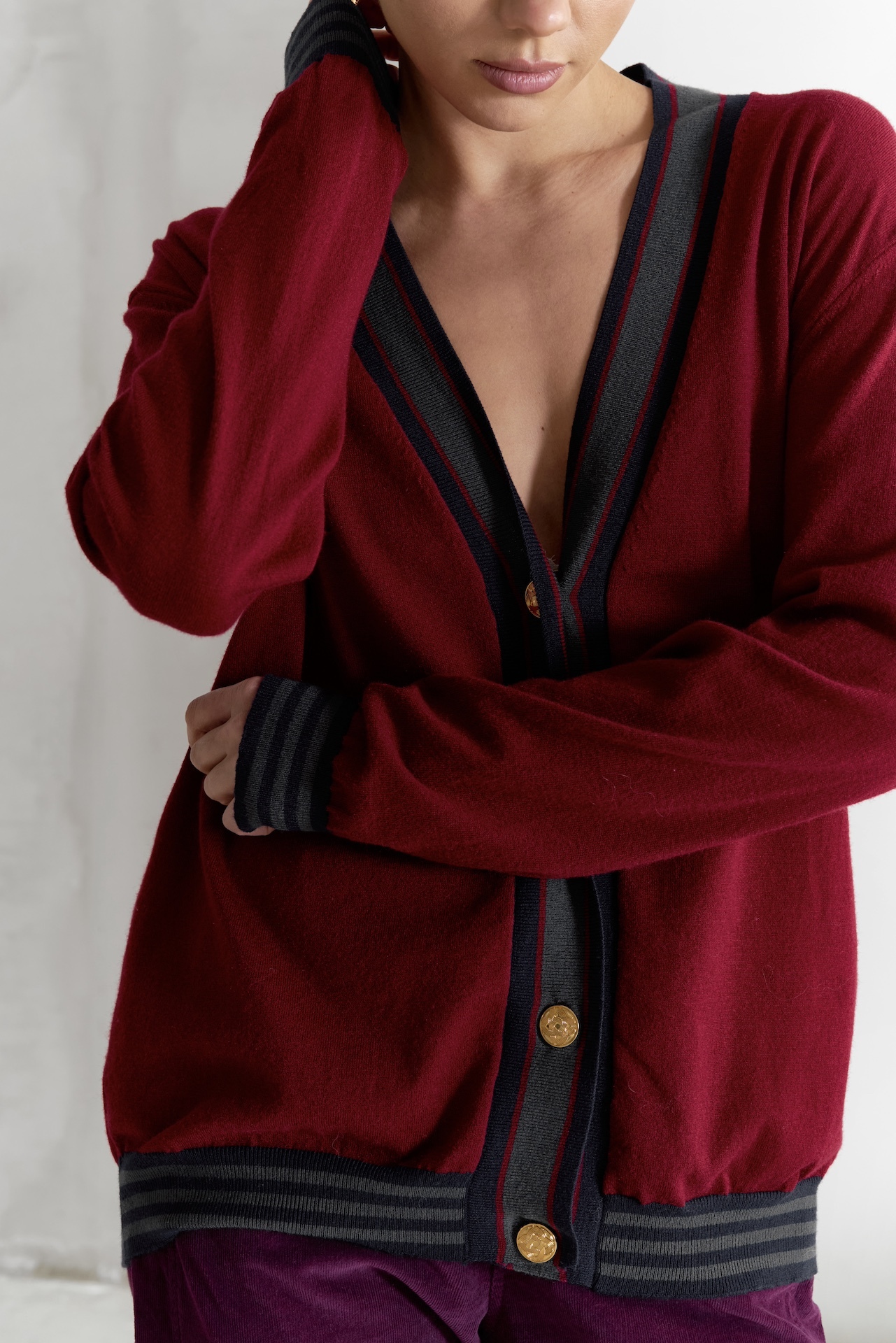 Кардиган в стиле oversize с контрастной полоской