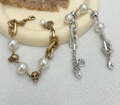 320-braslet-lux-iz-latuni-s-zhemchugom-i-cherepami-v-stile-alexander-mcqueen