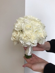 Свадебный букет из оноголовых роз, диантусов и лизиантуса