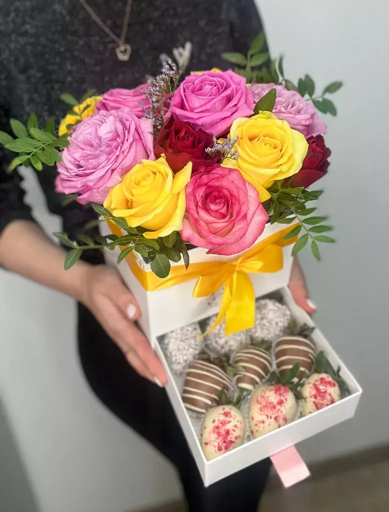 Шкатулка с цветами и клубникой в шоколаде «Розы микс»