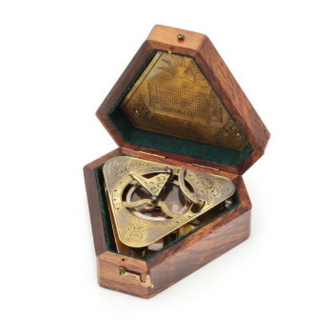 Солнечные часы и компас в деревянном футляре