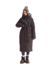 Длинный пуховик темно-шоколадного цвета с поясом