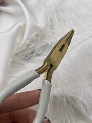 Плоскогубцы золотистые с белыми ручками