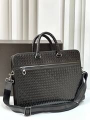 Кожаный портфель Bottega Veneta Intrecciato 40 с плечевым ремнем