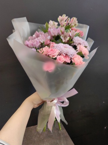 Букет-комплимент из хризантем, аотстромерии, диантуса и кустовой розы