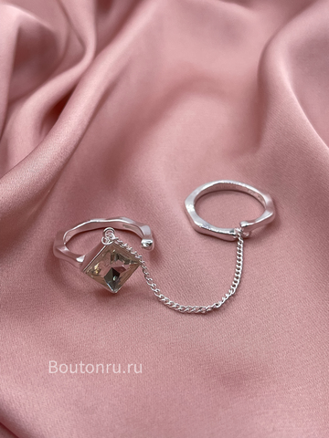 Кольцо двойное серебристое с цепью и камнем