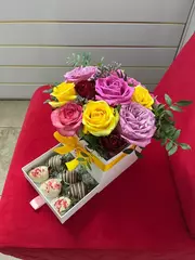 Шкатулка с цветами и клубникой в шоколаде «Розы микс»