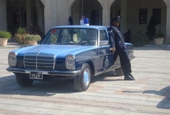 Mercedes-Benz W114 220D Qatar Police 1:43 DeAgostini World's Police Car #70