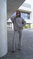 Серый трикотажный костюм из шерсти и вискозы