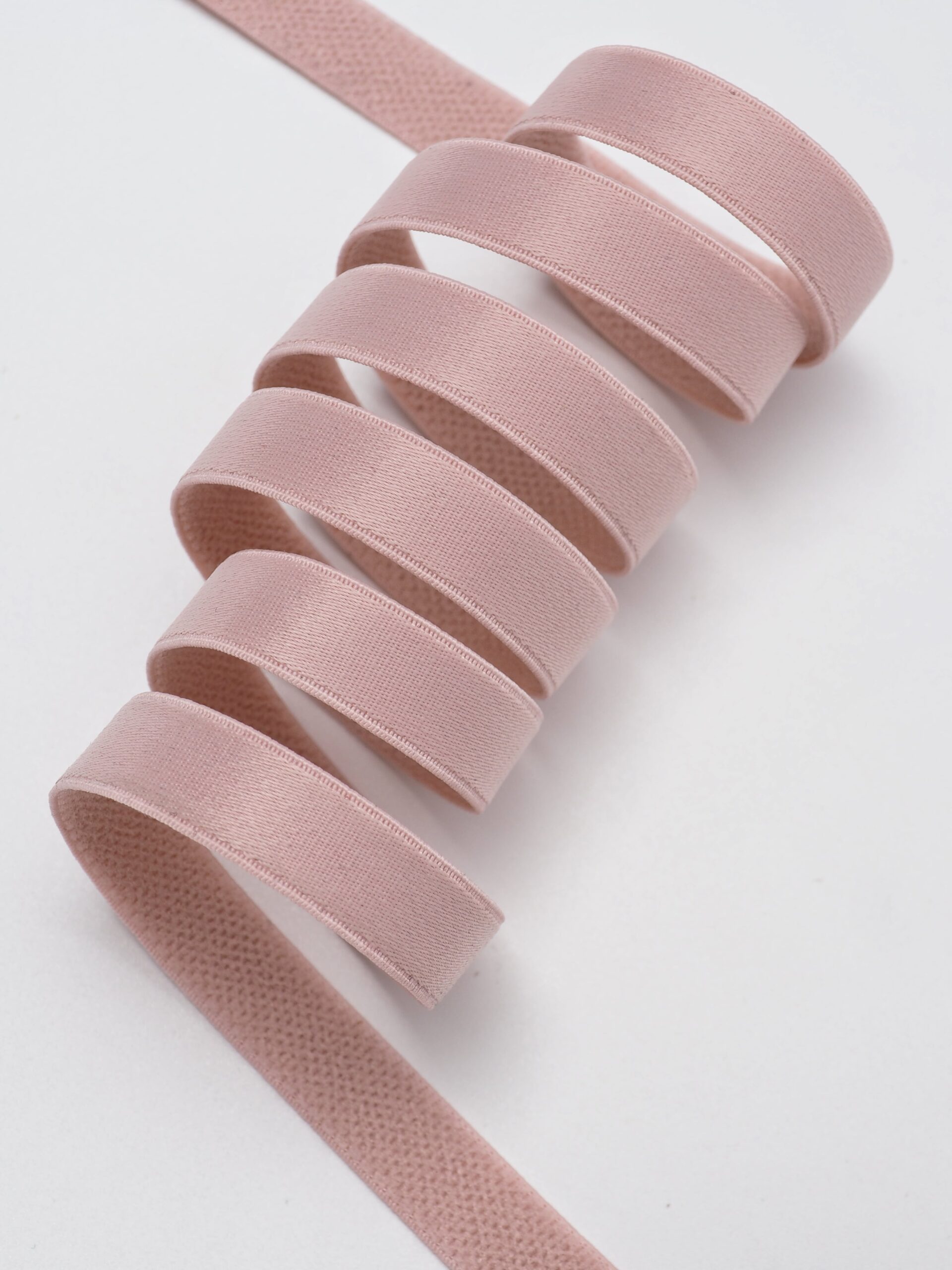 Резинка бретелечная пудровая глянцевая ширина 10 мм