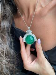 kole-v-stile-graff-iz-serebra-925-s-podveskoj-medalon-izumrud-kaboshon