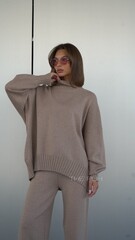 Темно-бежевый трикотажный костюм из шерсти и вискозы