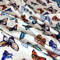 шелковая ткань белый с разноцветными бабочками фото
