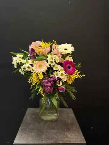 Букет из весеннего микса цветов