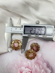 Пуговицы в золотистом металле с разноцветными стразами и розовой эмалью