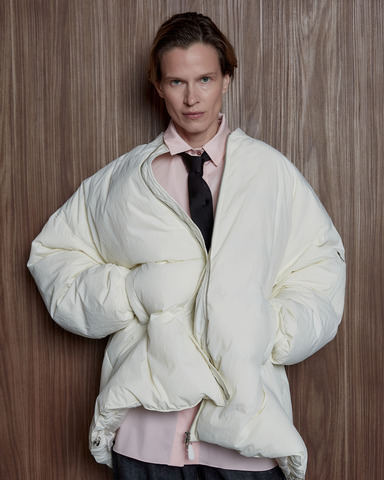 Бомбер на пуху молочный