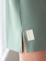 Платье из премиального хлопка с вышивкой на рукаве  D42.090 (130875)