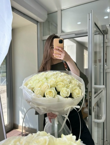 35 нежных роз сорта Аваланж в оформлении (60 см)