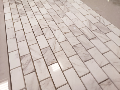Мозаика LeeDo Caramelle: Pietrine - Dolomiti Bianco полированная 29,8x29,8х0,7 см (чип 23x48x7 мм)