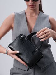 Сумка кожаная на плечо кросс-боди черная