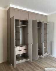 Стильный и вместительный шкаф в потолок