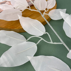 Фикус БЕЛЫЙ на ветке, искусственный букет, 51 см, атласные листья фикуса 5 см, набор 2 ветки