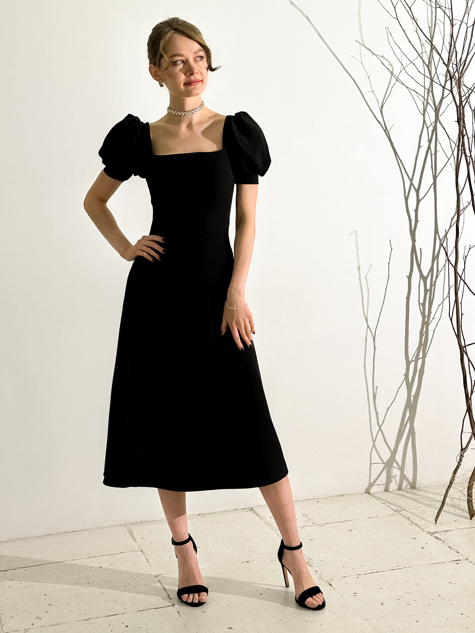 Нарядное приталенное платье с вырезом каре рукава фонарики (черный)
