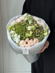 Букет из кустовых пионовивидных роз, гортензии, амми, лизиантуса и хризантемы