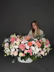 Корзина Wow с ранункулюсами и французским розами