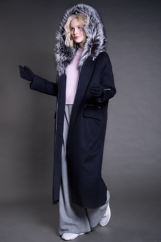 Длинная утепленная парка с мехом серебристой лисы.