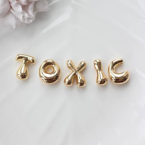 Слово из букв TOXIC в золоте