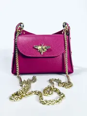 Женская сумочка с застежкой-пчелкой из натуральной кожи цвета фуксия