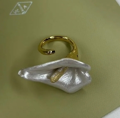 kolco-kalla-calla-v-stilistike-poison-drop-s-zhemchuzhnoj-ehmalyu-krupnoe