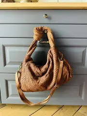 Женская большая плетеная сумка хобо из натуральной винтажной кожи цвета whisky