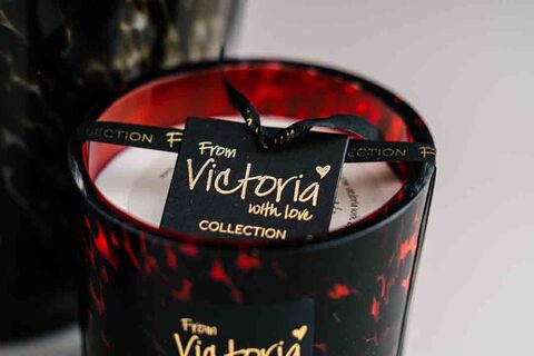 Свеча ароматическая 400г Victoria with Love Dots red
