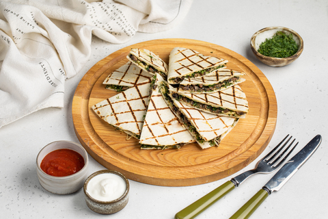 Кесадилья с грибами и зеленью, 8 шт.