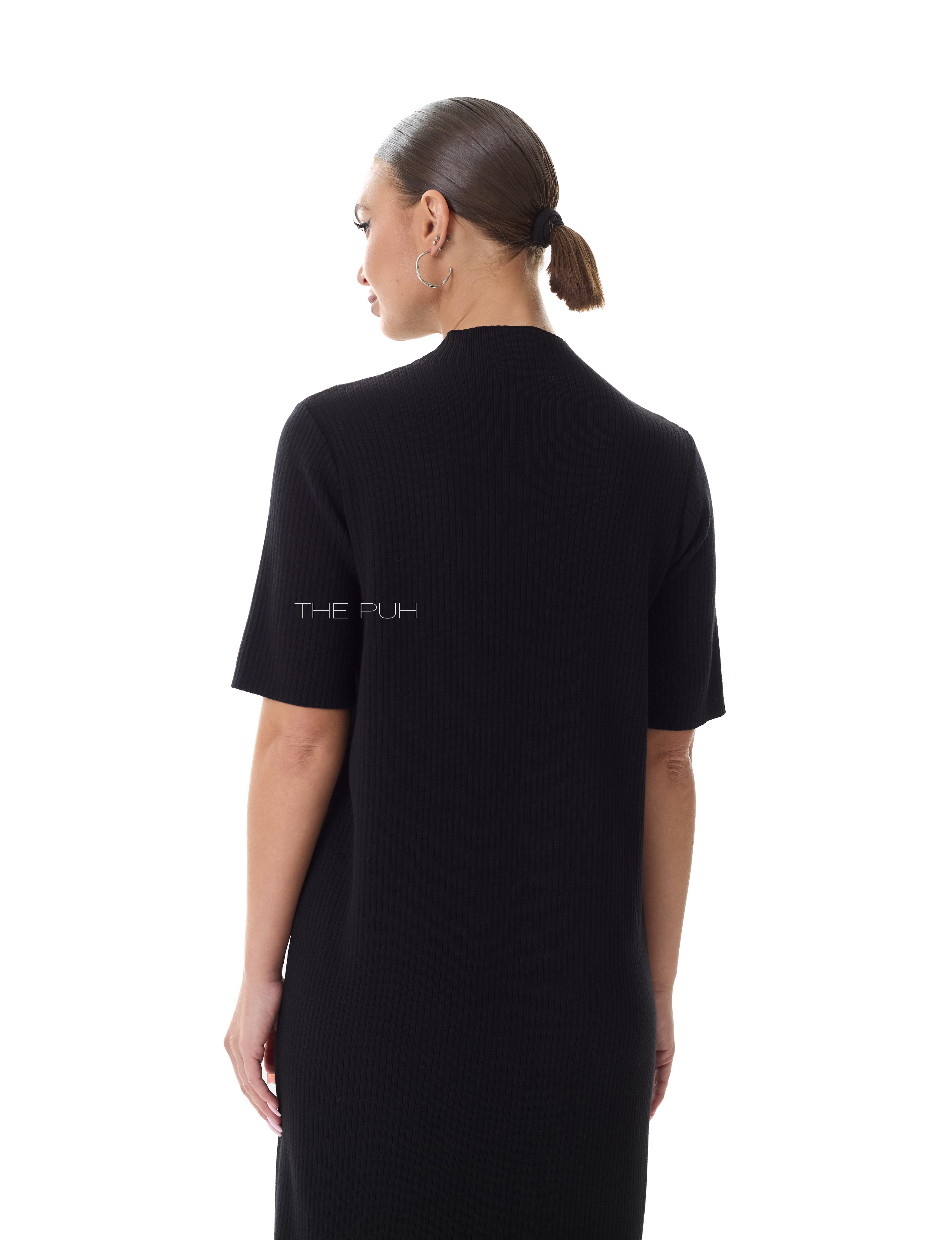 Трикотажное платье черного цвета с кулоном