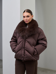 Короткий шоколадный пуховик с меховым воротником