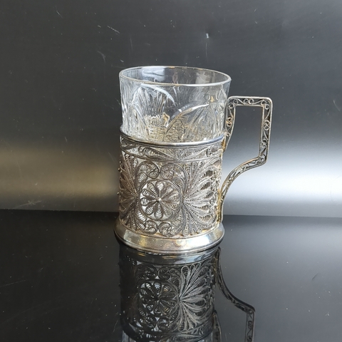 Подстаканник с хрустальным стаканом, выполненный в технике ажурной скани, металл, Казаковская артель «Металлист», СССР, 1950-1970 гг.