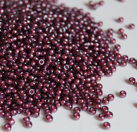 8/0 RR-0386 Fancy lined aubergine