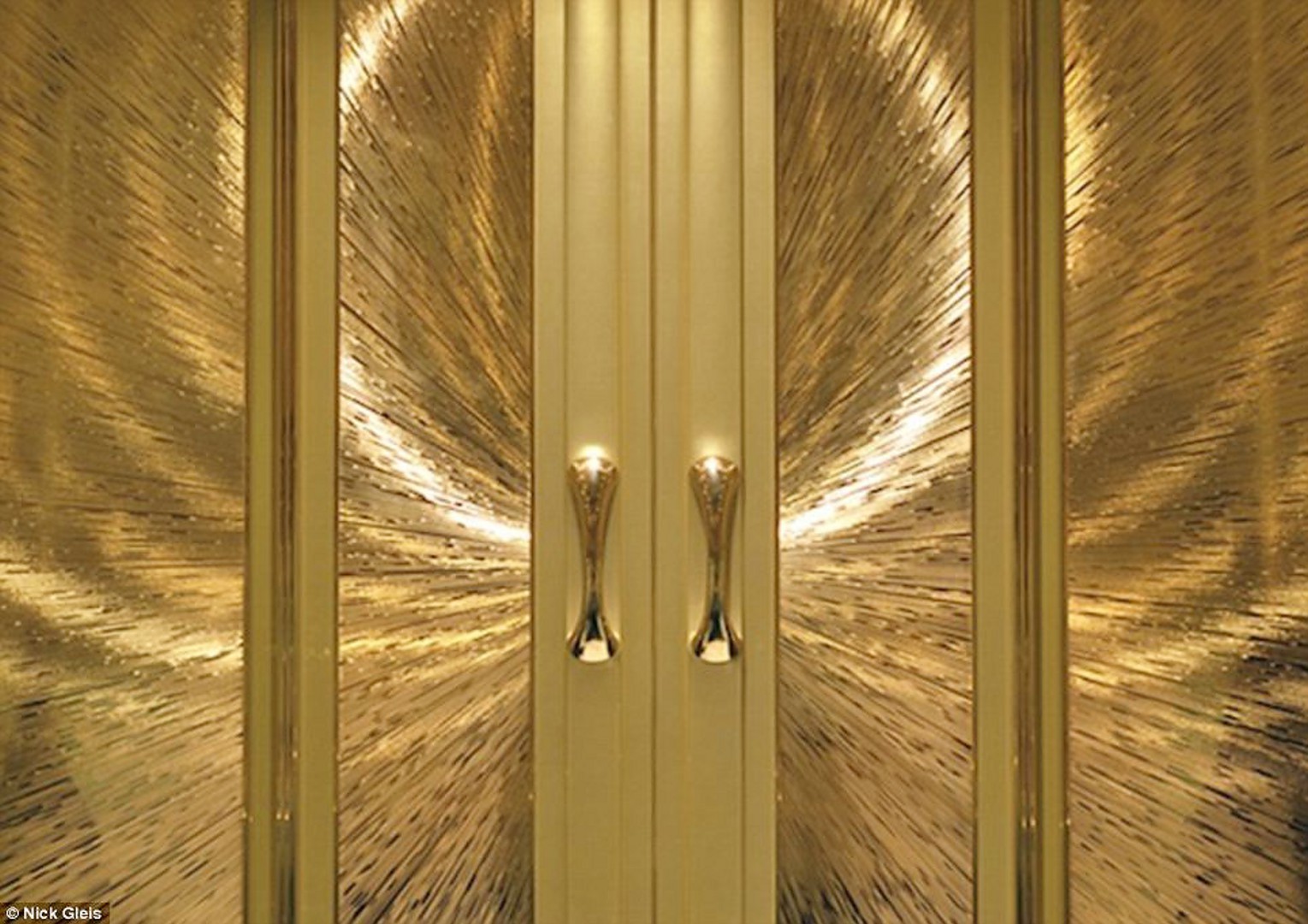 Двери во дворце. Открытая дверь с золотым фоном. Как открыть золотую дверь. Как открыть золотую дверь. Двери с золотом.