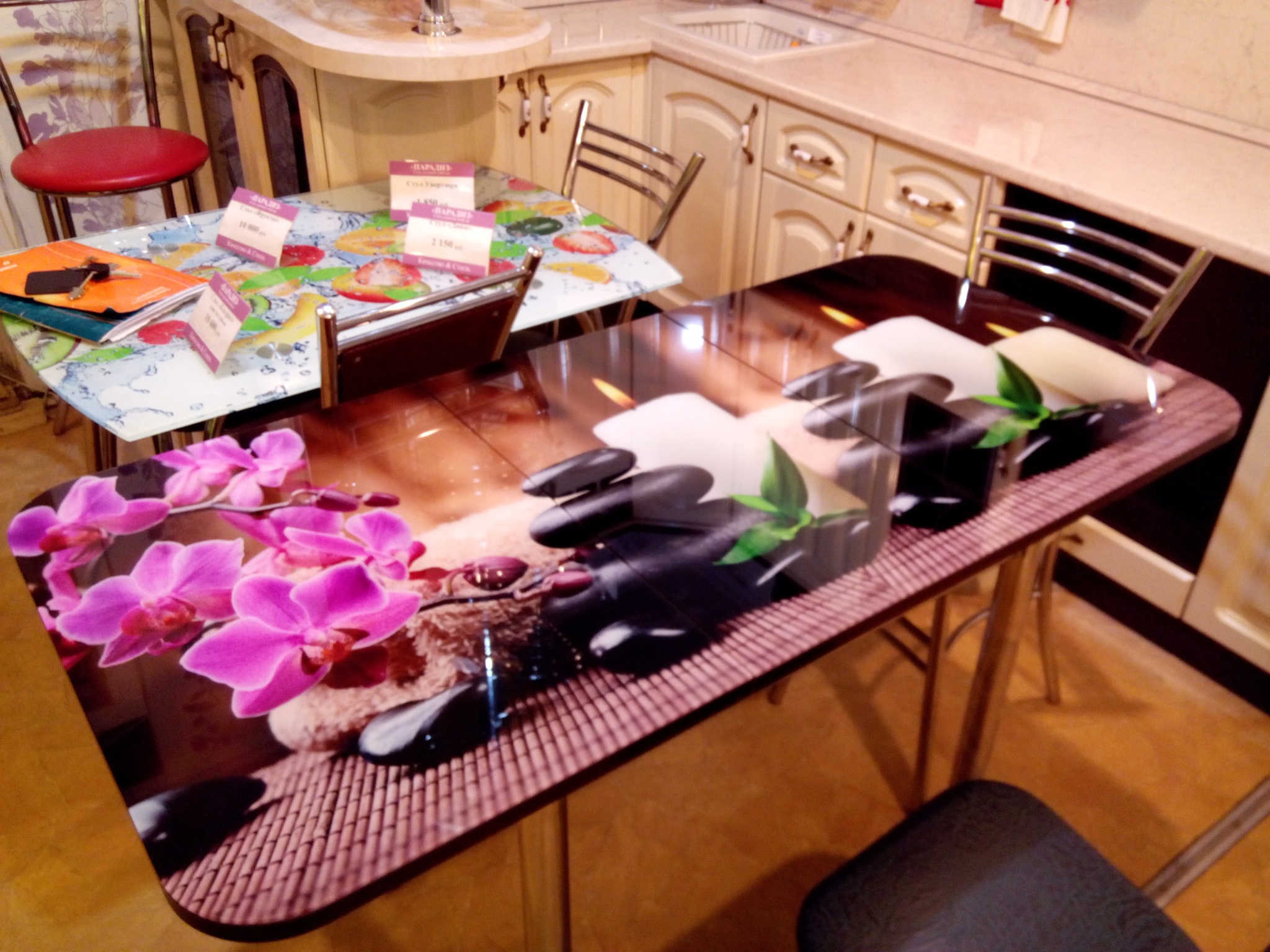 столы из цветного стекла для кухни