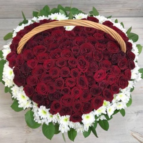 Корзина со 101 розой и хризантемами