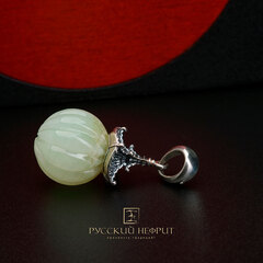 Женский кулон "Доугун". Буромский нефрит.